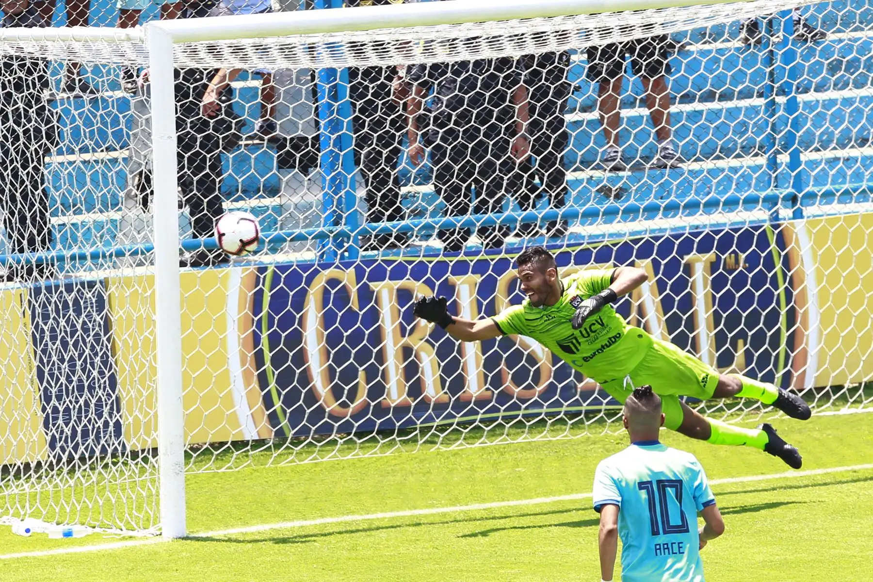 Golazo de tiro libre de Carlos Lobaton del Sporting Cristal que  gana 2 a 0 a Cesar Vallejo por la quinta jornada del Torneo Apertura.
Foto: ANDINA/Eddy Ramos