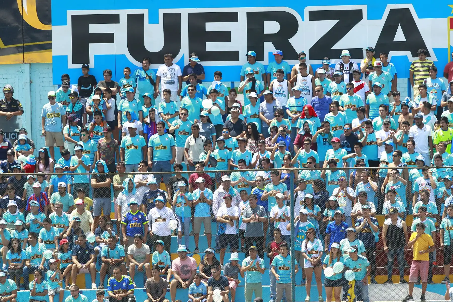 Hinchas de Sporting Cristal alientan a su equipo en el Torneo Apertura 2019.
Foto: ANDINA/Eddy Ramos