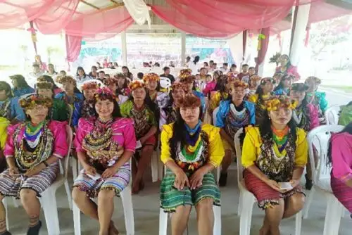 Luego de sustentar su tesis, 61 maestras de la etnia shawi de la región Loreto se graduaron y obtuvieron su título profesional en el Instituto Superior Pedagógico Público Monseñor Elías Olázar, en el marco del Programa de Formación Profesional en Educación Inicial Intercultural Bilingüe del Ministerio de Educación (Minedu).