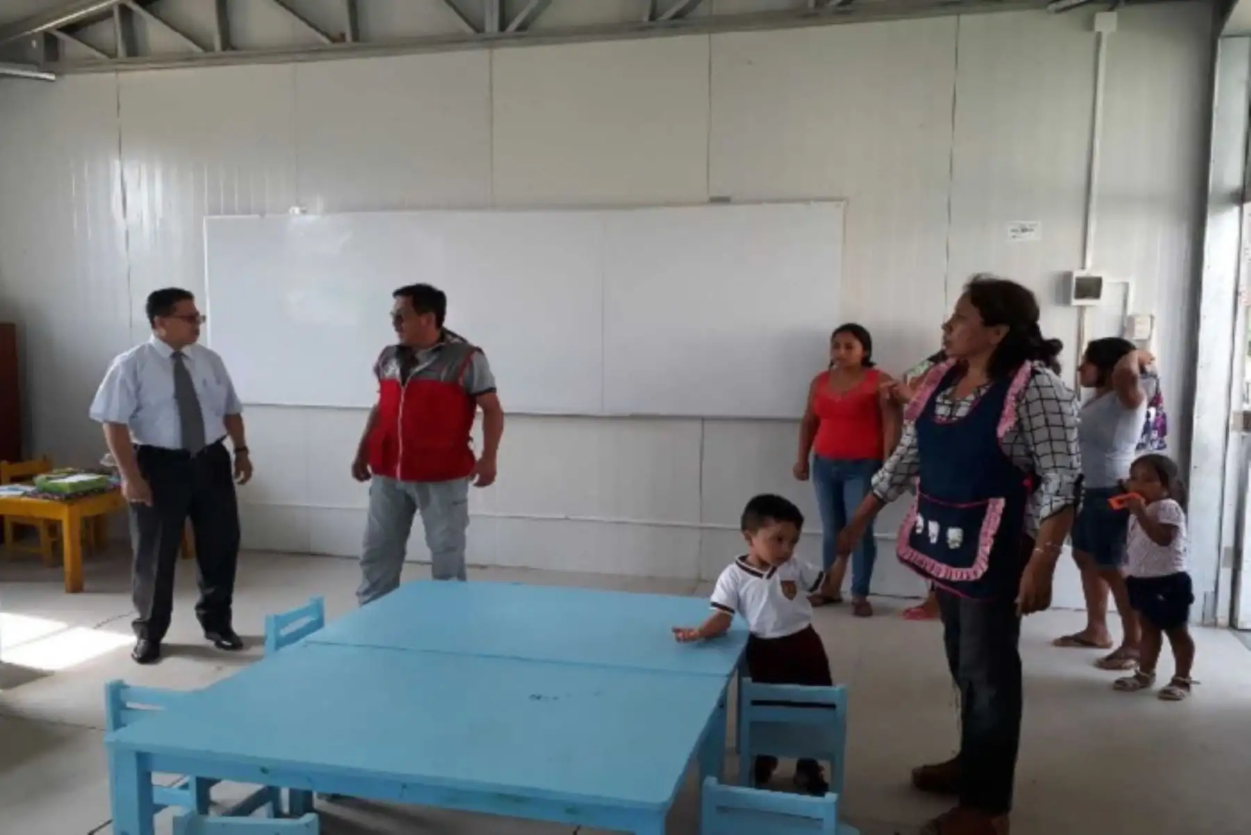 Los colegios que resultaron afectados por el Niño Costero en 2017 y que aún no han sido rehabilitados, fueron supervisados por autoridades de educación de la región Lambayeque para verificar el normal de desarrollo de las labores académicas y dialogar con los directores.