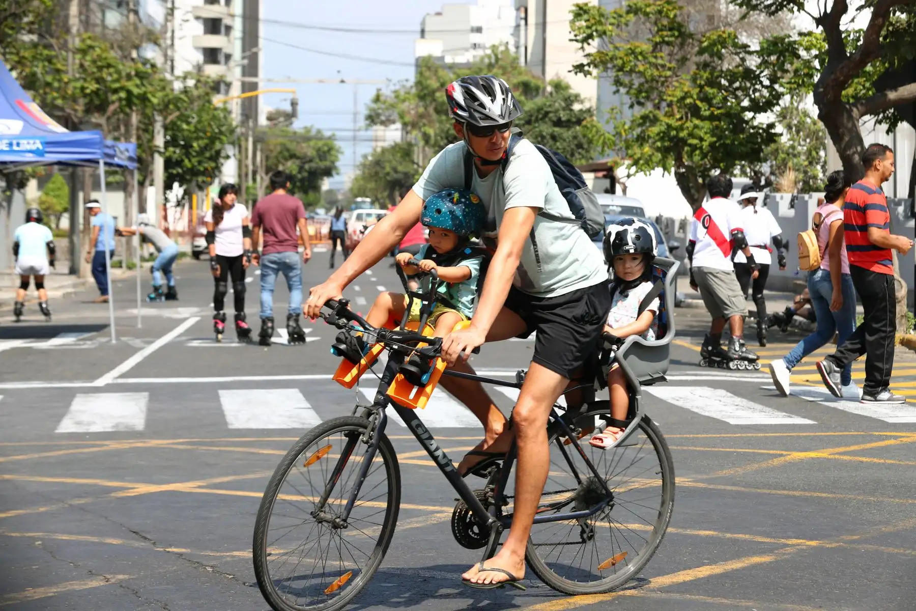 Bicleteada en la av Arequipa  Foto: ANDINA/Norman Córdova