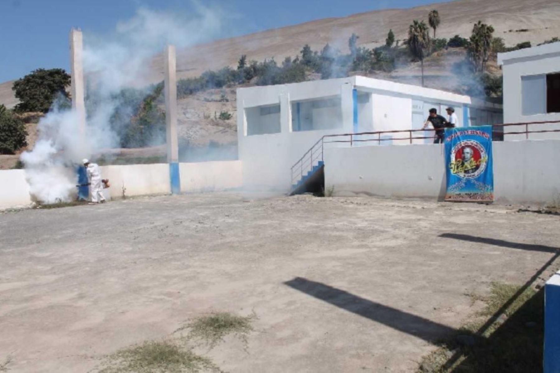 Alrededor de 25 instituciones educativas del nivel inicial, primaria y secundaria del valle de Tambo, ubicado en la provincia de Islay, región Arequipa, participaron de una campaña de fumigación que benefició a más de 2,400 personas, entre escolares y docentes de la zona.