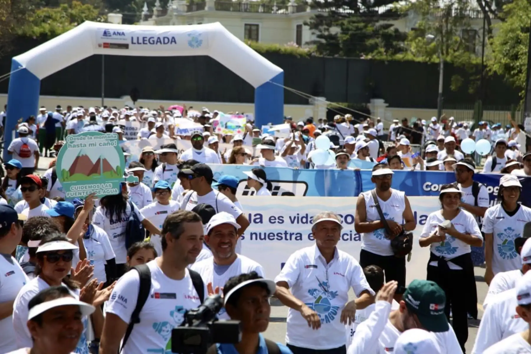 Ciudadanos  participan en la Caminata por el Día Mundial del Agua.Foto: TwitterFoto: Twitter