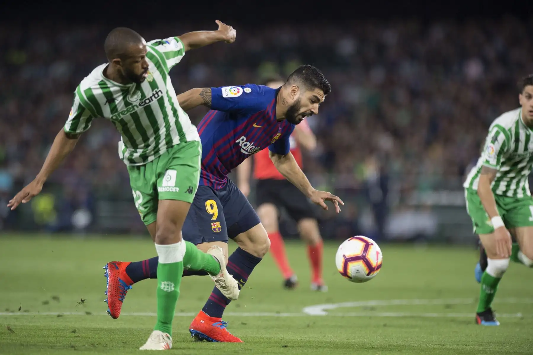 El defensor brasileño del Real Betis, Sidnei Rechel (L) compite con el delantero uruguayo Luis Suárez durante el partido de fútbol de la liga española entre el Real Betis y el FC Barcelona .
Foto: AFP