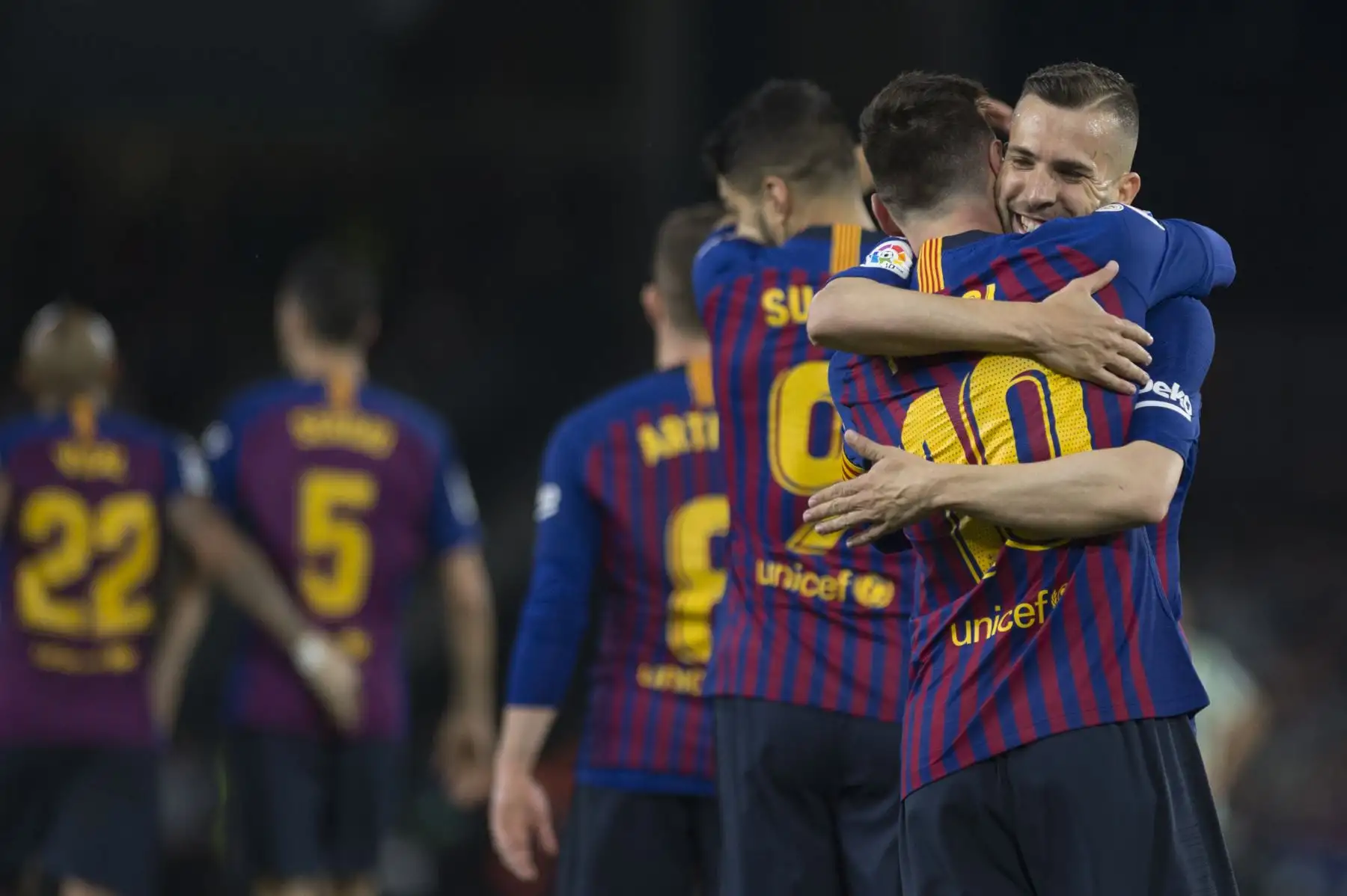 El delantero argentino del Barcelona, Lionel Messi (2R), es felicitado por el defensa del Barcelona Jordi Alba por su segundo gol durante el partido de fútbol de la liga española entre el Real Betis y el FC Barcelona.Foto:AFP