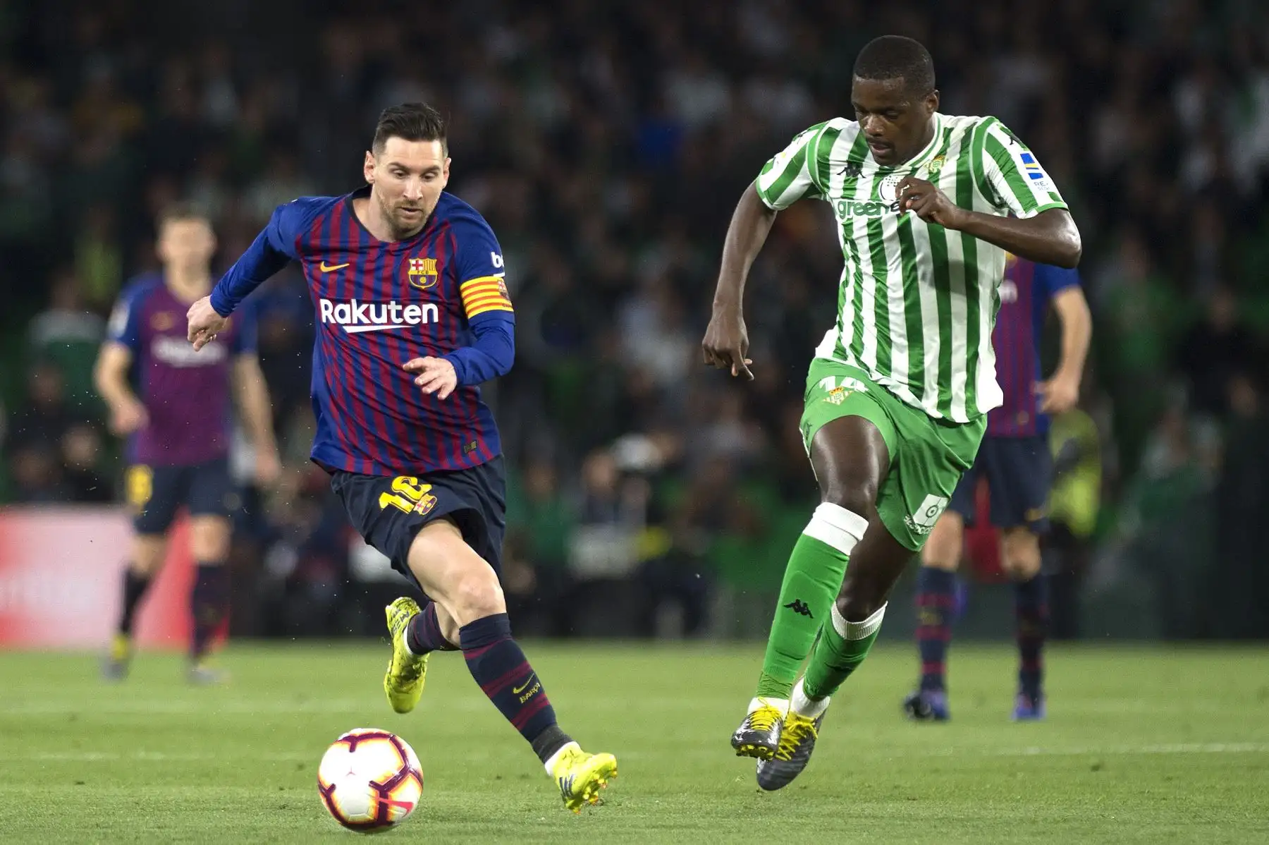 El delantero argentino de arcelona Lionel Messi (L) compite con el centrocampista portugués del Real Betis, William Carvalho, durante el partido de fútbol de la liga española entre el Real Betis y el FC Barcelona.Foto:AFP