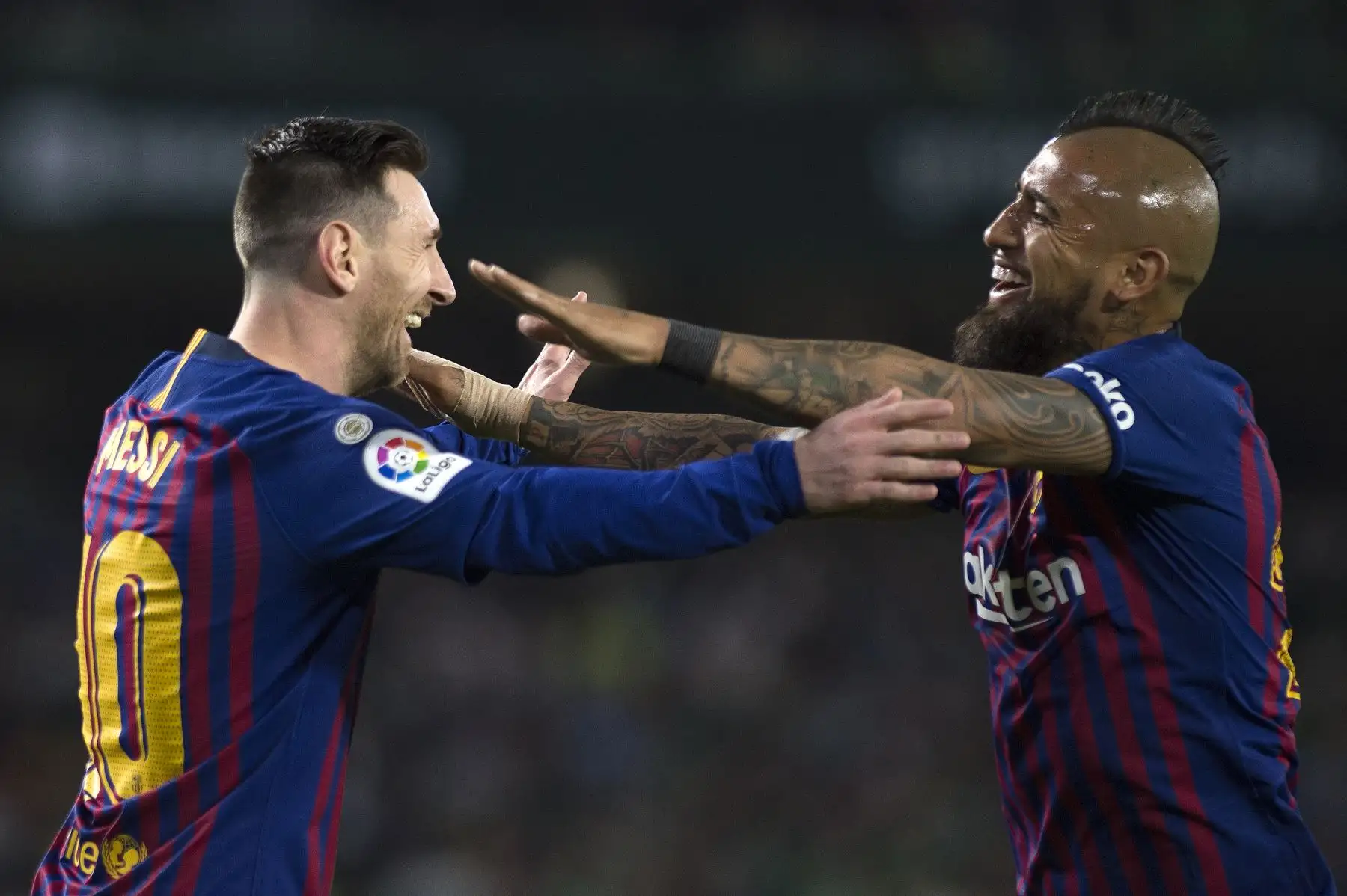 El delantero argentino del Barcelona Lionel Messi (L) celebra su gol con el mediocampista chileno Arturo Vidal durante el partido de fútbol de la liga española entre el Real Betis y el FC Barcelona.Foto:AFP