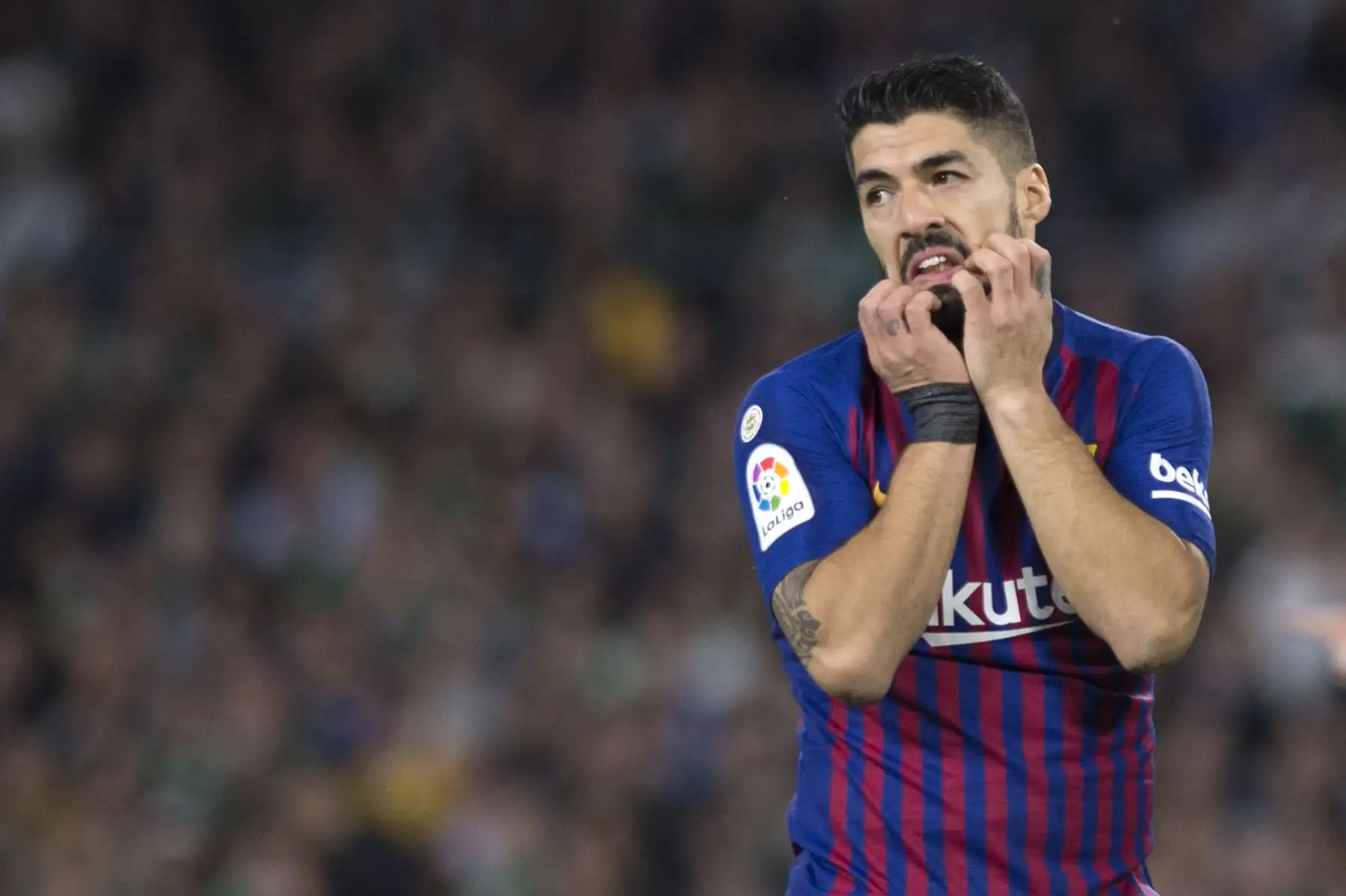 El delantero uruguayo Luis Suárez del Barcelona gesticula durante el partido de fútbol de la liga española entre el Real Betis y el FC Barcelona Foto: AFP