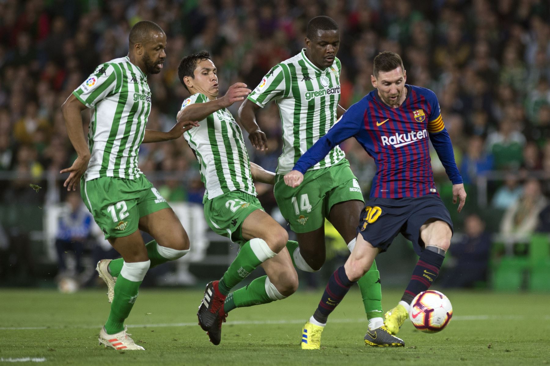 El delantero argentino de Barcelona Lionel Messi (R) dispara para marcar un gol durante el partido de fútbol de la liga española entre el Real Betis y el FC Barcelona.Foto:AFP