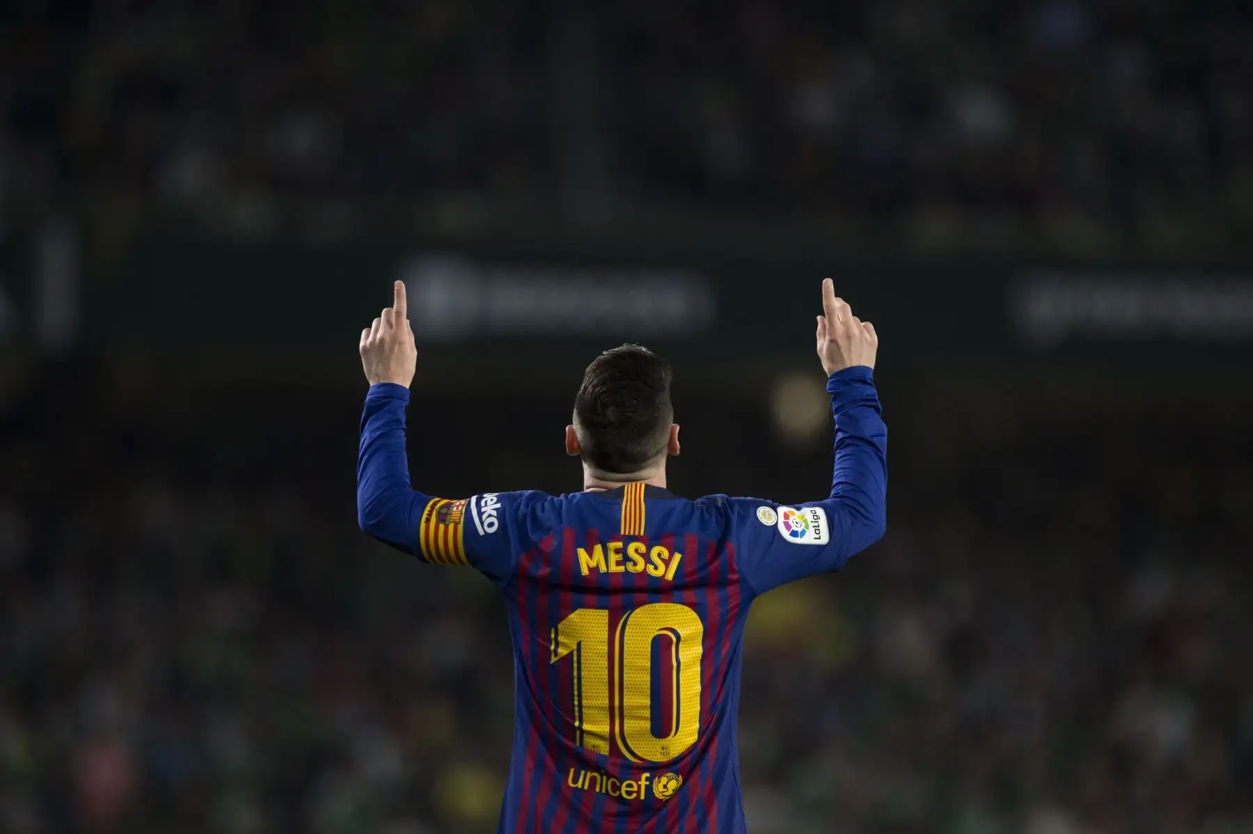 El delantero argentino de Barcelona Lionel Messi celebra el gol de apertura durante el partido de fútbol de la liga española entre el Real Betis y el FC Barcelona.Foto:AFP