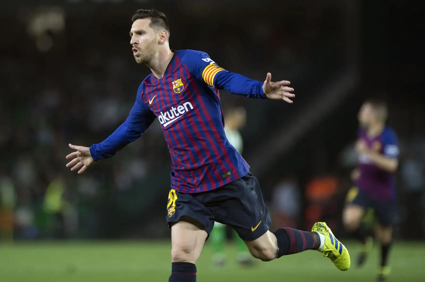 El delantero argentino del Barcelona, Lionel Messi, celebra el primer gol durante el partido de fútbol de la liga española entre el Real Betis y el FC Barcelona.Foto:AFP