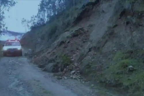 Personal de la Compañía Minera Atacocha – Chicrín, con apoyo de maquinaria pesada, logró restablecer en su totalidad el tránsito vehicular en el km 150 de la Carretera Central, tramo Oroya-Huánuco, en el distrito Yanacancha, región Pasco, informó el Centro de Operaciones de Emergencia (COE) del Ministerio del Interior.