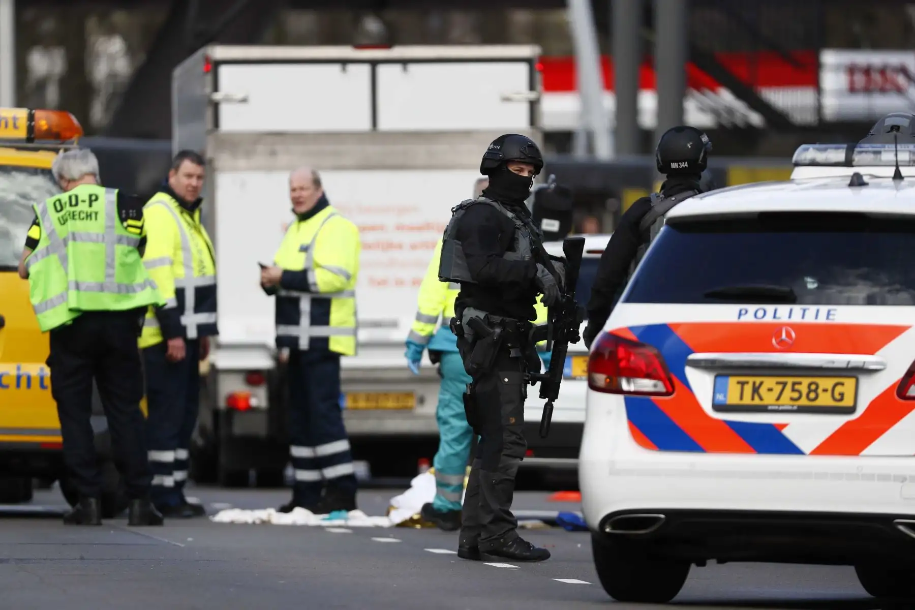 Policías armados vigilan la plaza del 24 de Octubre, donde varias personas resultaron heridas este lunes en un tiroteo, en la zona oeste de Utretch, Holanda.Foto: EFE