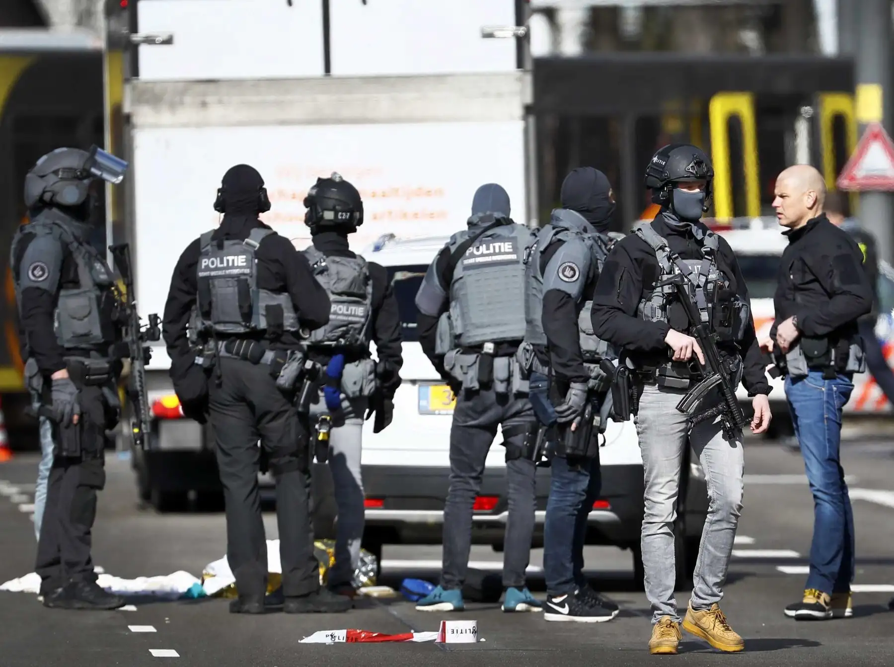 Policías armados vigilan la plaza del 24 de Octubre, donde varias personas resultaron heridas este lunes en un tiroteo, en la zona oeste de Utretch, Holanda.Foto: EFE