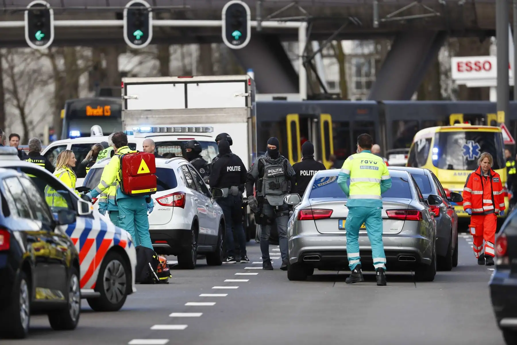 Policías armados vigilan la plaza del 24 de Octubre, donde varias personas resultaron heridas este lunes en un tiroteo, en la zona oeste de Utretch, Holanda.Foto: EFE