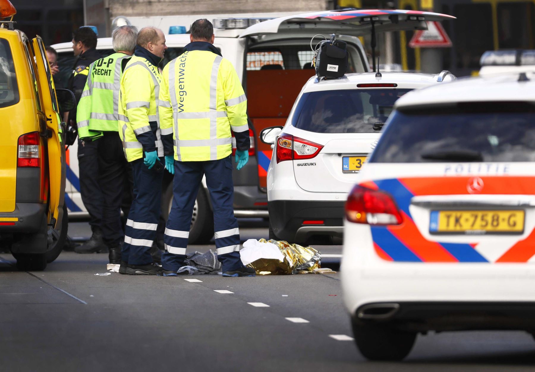 Policías armados vigilan la plaza del 24 de Octubre, donde varias personas resultaron heridas este lunes en un tiroteo, en la zona oeste de Utretch, Holanda.Foto: EFE