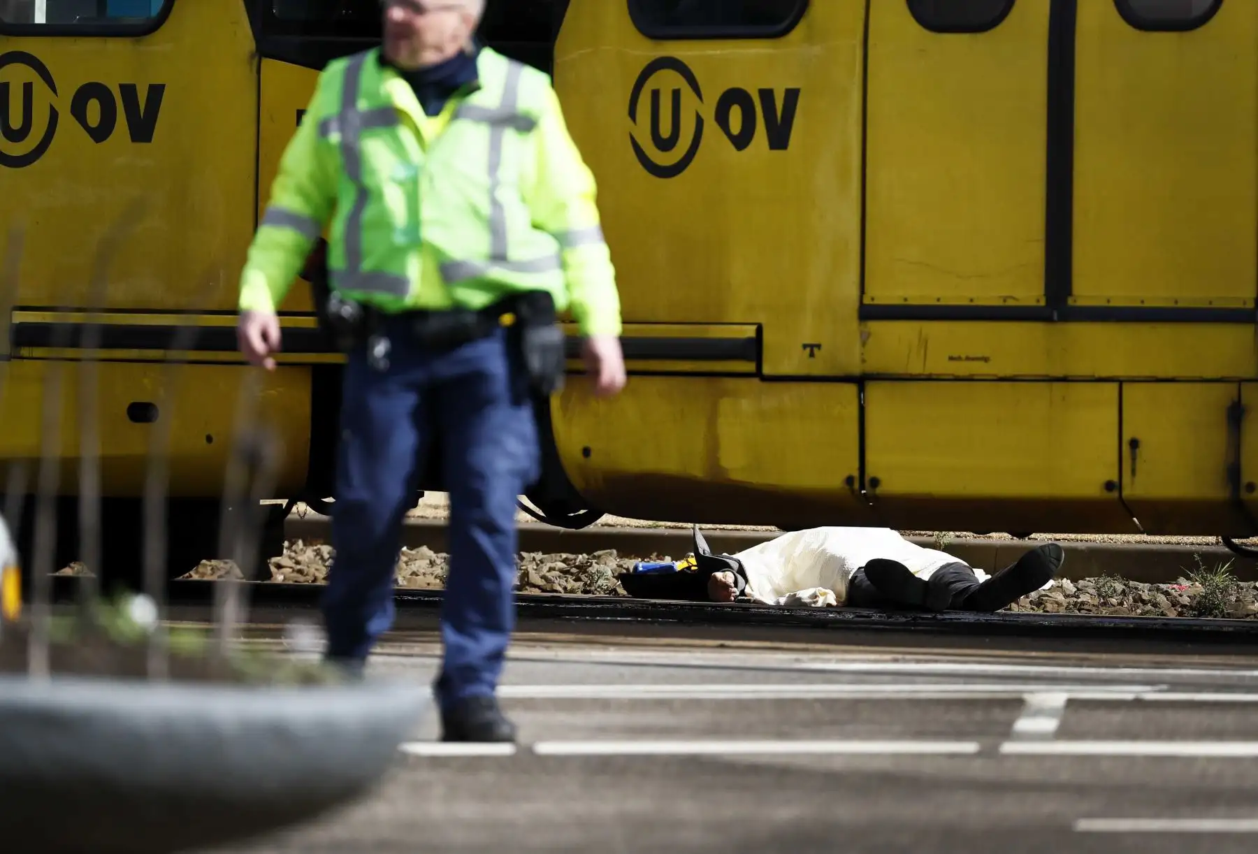 Policías armados vigilan la plaza del 24 de Octubre, donde varias personas resultaron heridas este lunes en un tiroteo, en la zona oeste de Utretch, Holanda.Foto: EFE