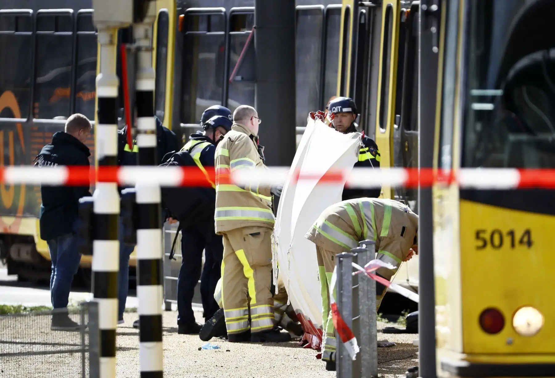 Policías armados vigilan la plaza del 24 de Octubre, donde varias personas resultaron heridas este lunes en un tiroteo, en la zona oeste de Utretch, Holanda.Foto: EFE