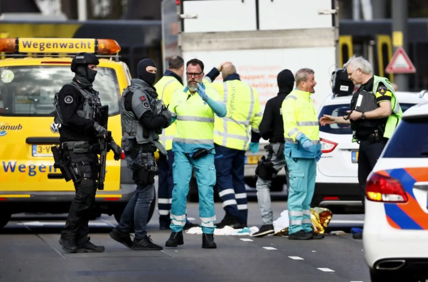 Policías armados vigilan la plaza del 24 de Octubre, donde varias personas resultaron heridas este lunes en un tiroteo, en la zona oeste de Utretch, Holanda.Foto: AFP