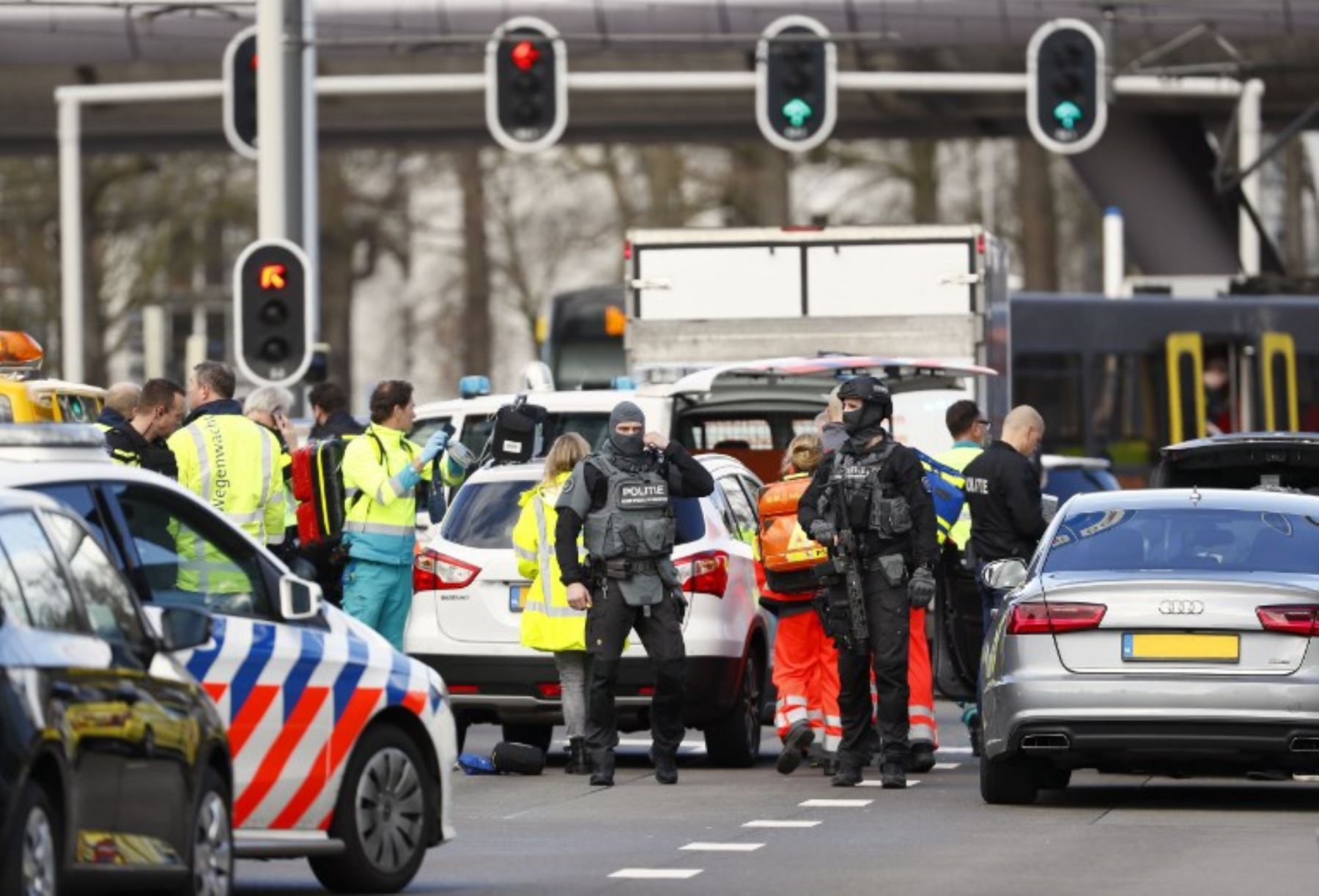 Policías armados vigilan la plaza del 24 de Octubre, donde varias personas resultaron heridas este lunes en un tiroteo, en la zona oeste de Utretch, Holanda.Foto: AFP