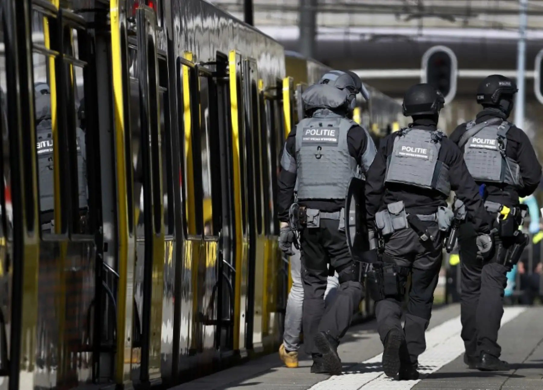 Policías armados vigilan la plaza del 24 de Octubre, donde varias personas resultaron heridas este lunes en un tiroteo, en la zona oeste de Utretch, Holanda.Foto: AFP