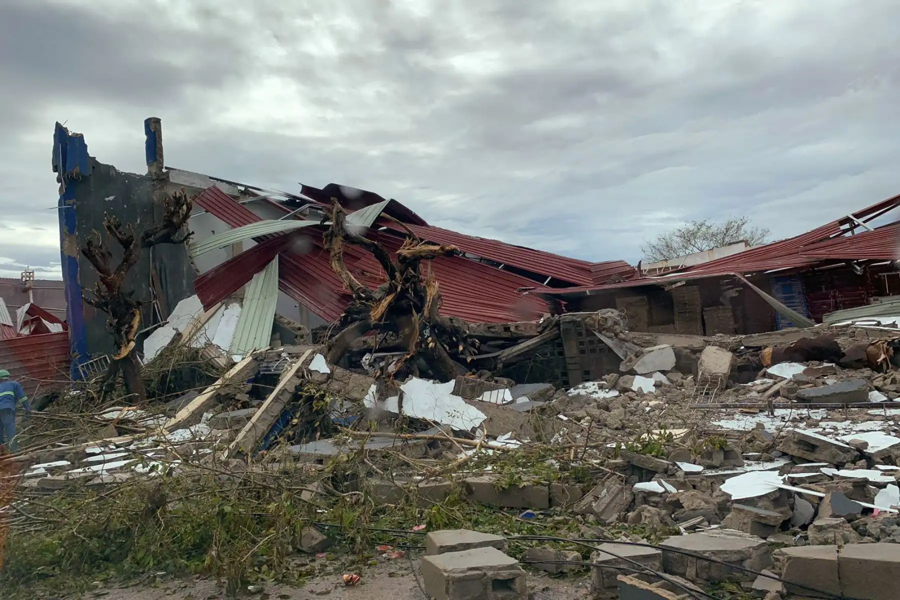 El poderoso ciclón tropical Idai ha ocasionado la muerte de decenas de personas en países africanos como Zimbabwe, Malawi, Mozambique y Sudáfrica, según informó la Cruz Roja Internacional. Los fuertes vientos y las lluvias torrenciales han provocado daños en las zonas montañosas de Zimbabwe y Mozambique, donde se encuentran la mayoría de los afectados.