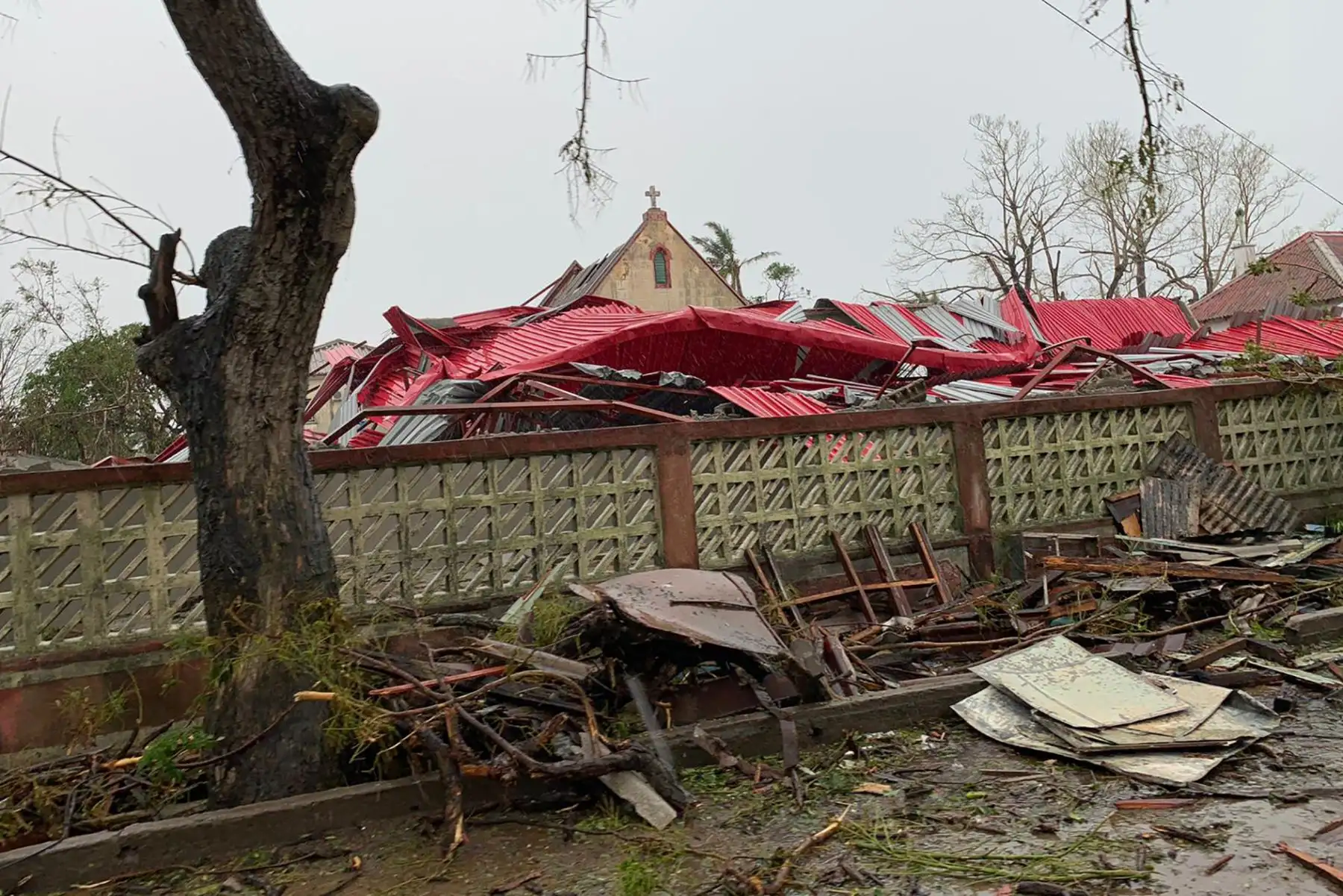 Los fuertes vientos y las lluvias torrenciales han provocado daños en las zonas montañosas de Zimbabwe y Mozambique, donde se encuentran la mayoría de los afectados. Foto: AFP