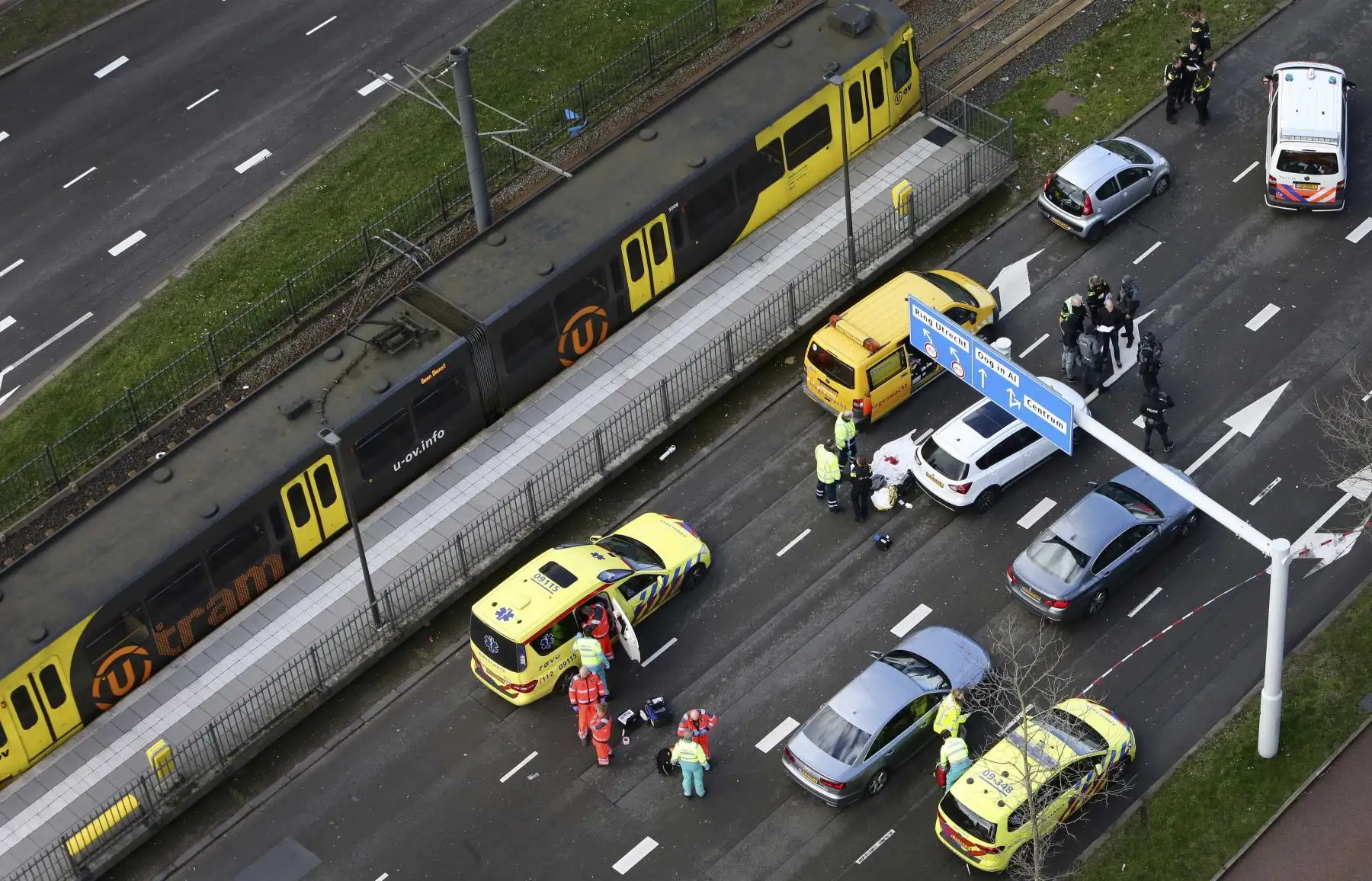 Miembros de las Fuerzas Especiales de la Policía revisan un tranvía  en la plaza 24 de Octubre en Utrecht, Holanda. Foto: EFE