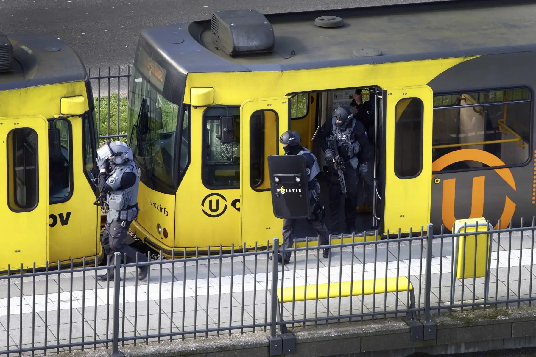 Miembros de las Fuerzas Especiales de la Policía revisan un tranvía  en la plaza 24 de Octubre en Utrecht, Holanda. Foto: EFE