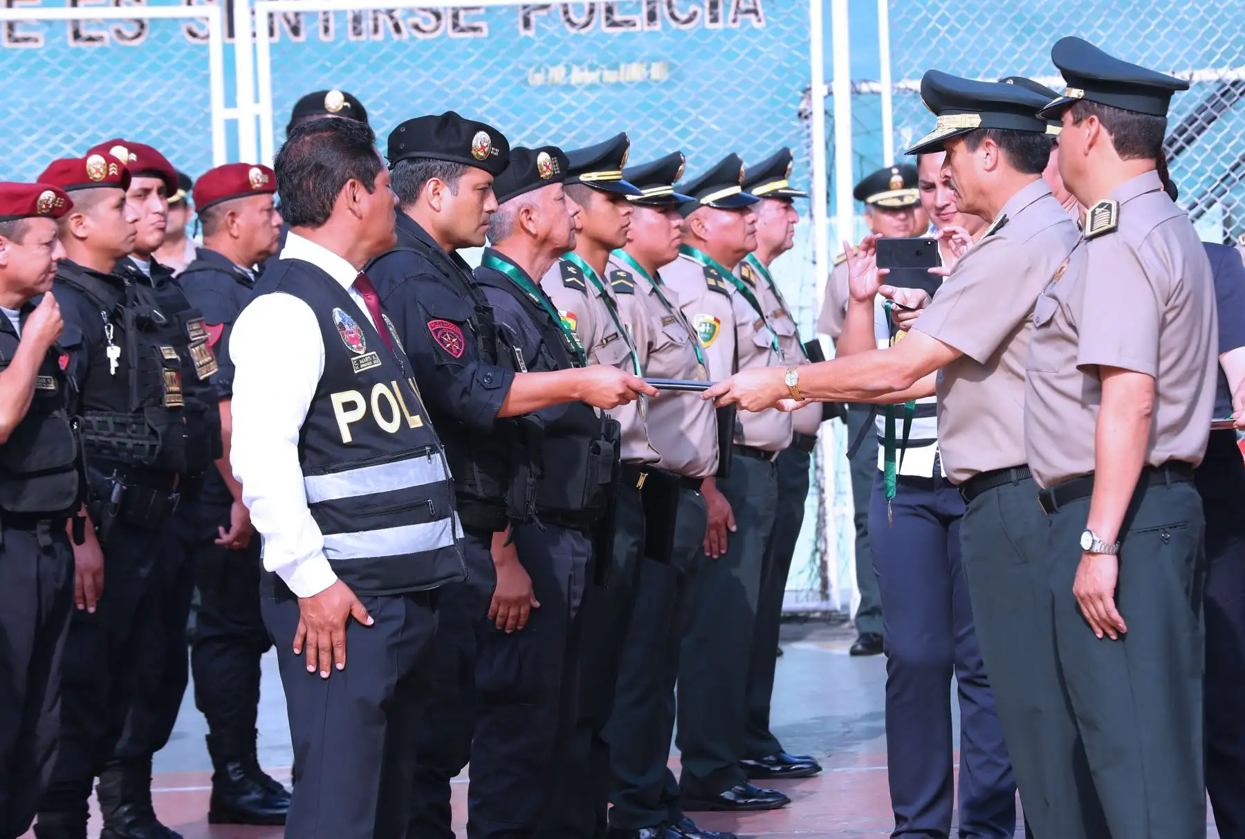 El Gral. PNP Mario Arata Bustamante, jefe de la Región Policial Lima preside la ceremonia de Premiación de 21 efectivos policiales por haber participado en intervenciones meritorias, durante el mes de enero. Foto: ANDINA/Norman Córdova