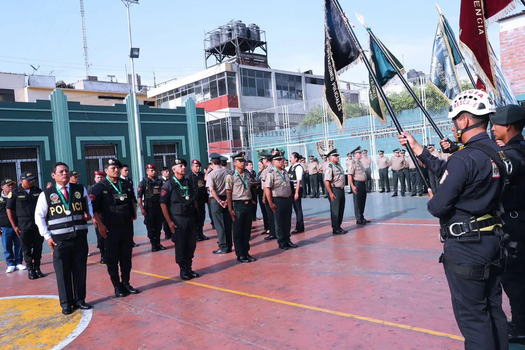 El Gral. PNP Mario Arata Bustamante, jefe de la Región Policial Lima preside la ceremonia de Premiación de 21 efectivos policiales por haber participado en intervenciones meritorias, durante el mes de enero. Foto: ANDINA/Norman Córdova