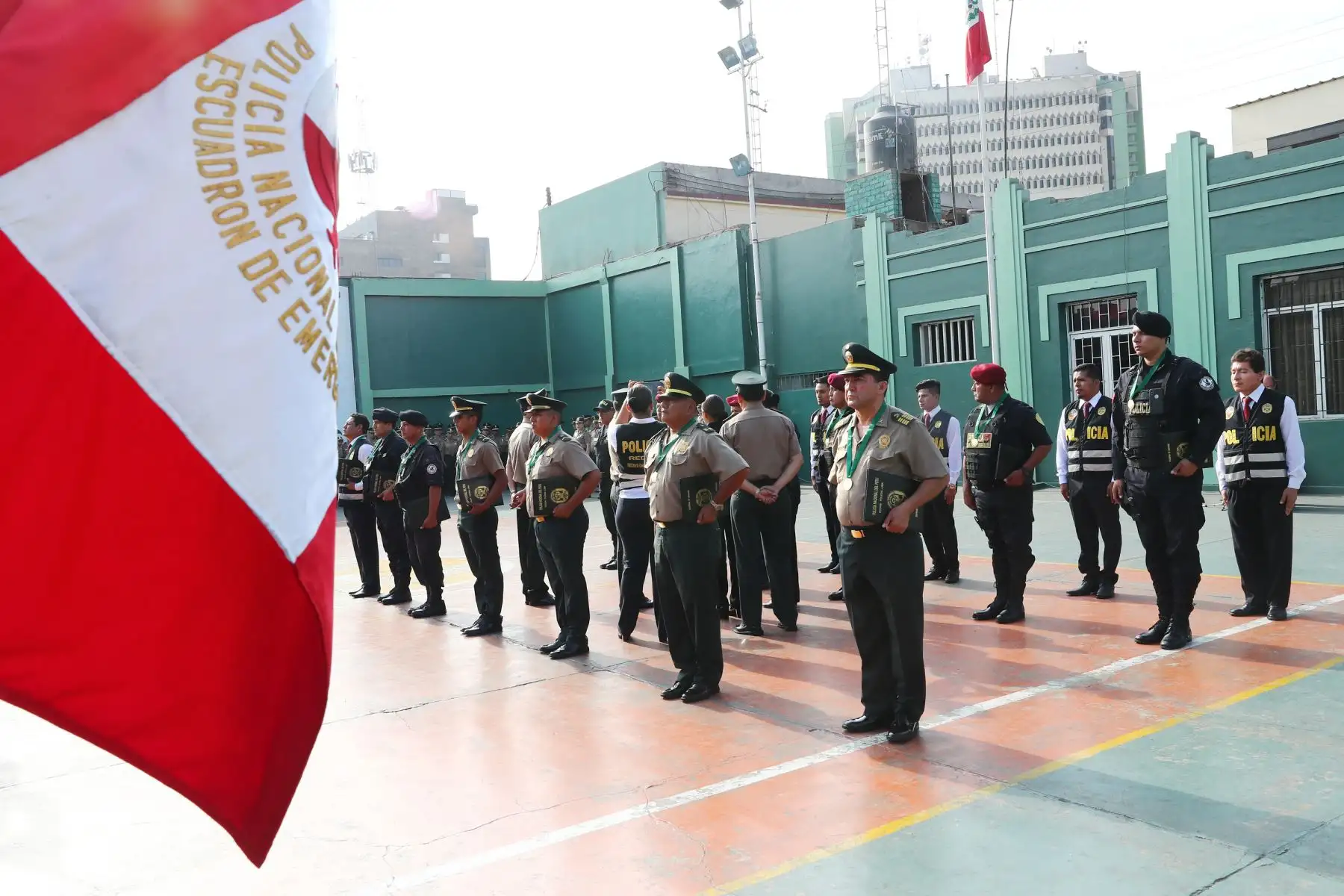 El Gral. PNP Mario Arata Bustamante, jefe de la Región Policial Lima preside la ceremonia de Premiación de 21 efectivos policiales por haber participado en intervenciones meritorias, durante el mes de enero. Foto: ANDINA/Norman Córdova