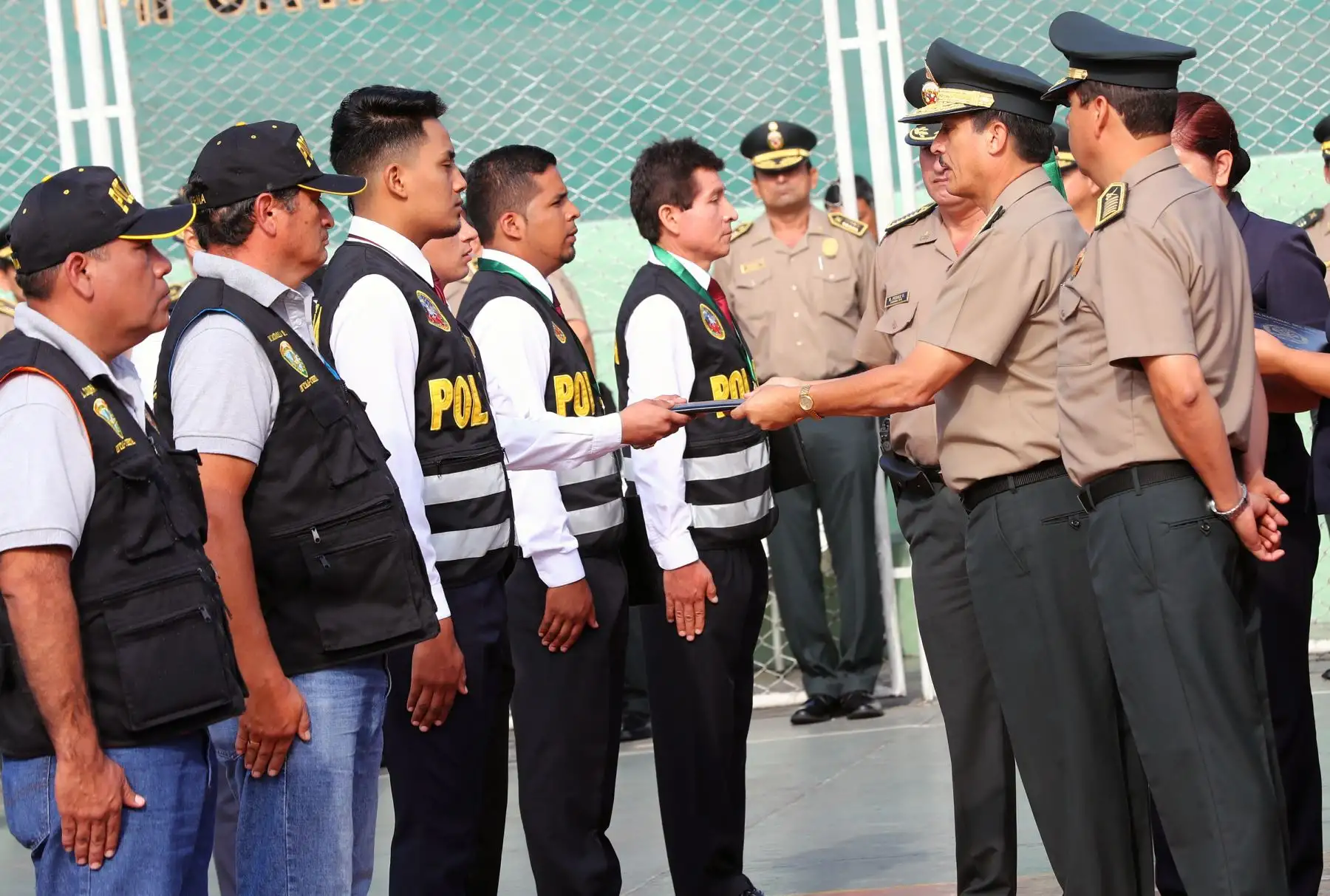 El Gral. PNP Mario Arata Bustamante, jefe de la Región Policial Lima preside la ceremonia de Premiación de 21 efectivos policiales por haber participado en intervenciones meritorias, durante el mes de enero. Foto: ANDINA/Norman Córdova