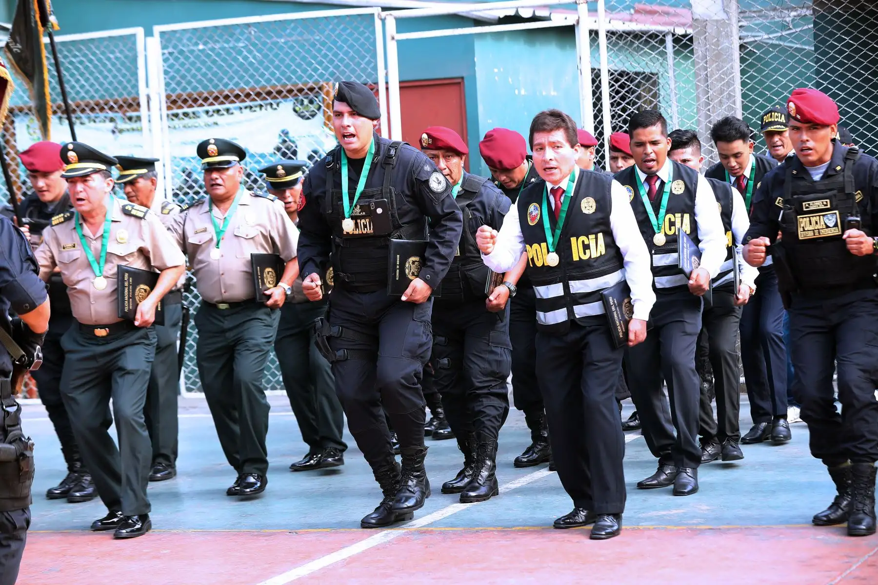 El Gral. PNP Mario Arata Bustamante, jefe de la Región Policial Lima preside la ceremonia de Premiación de 21 efectivos policiales por haber participado en intervenciones meritorias, durante el mes de enero. Foto: ANDINA/Norman Córdova