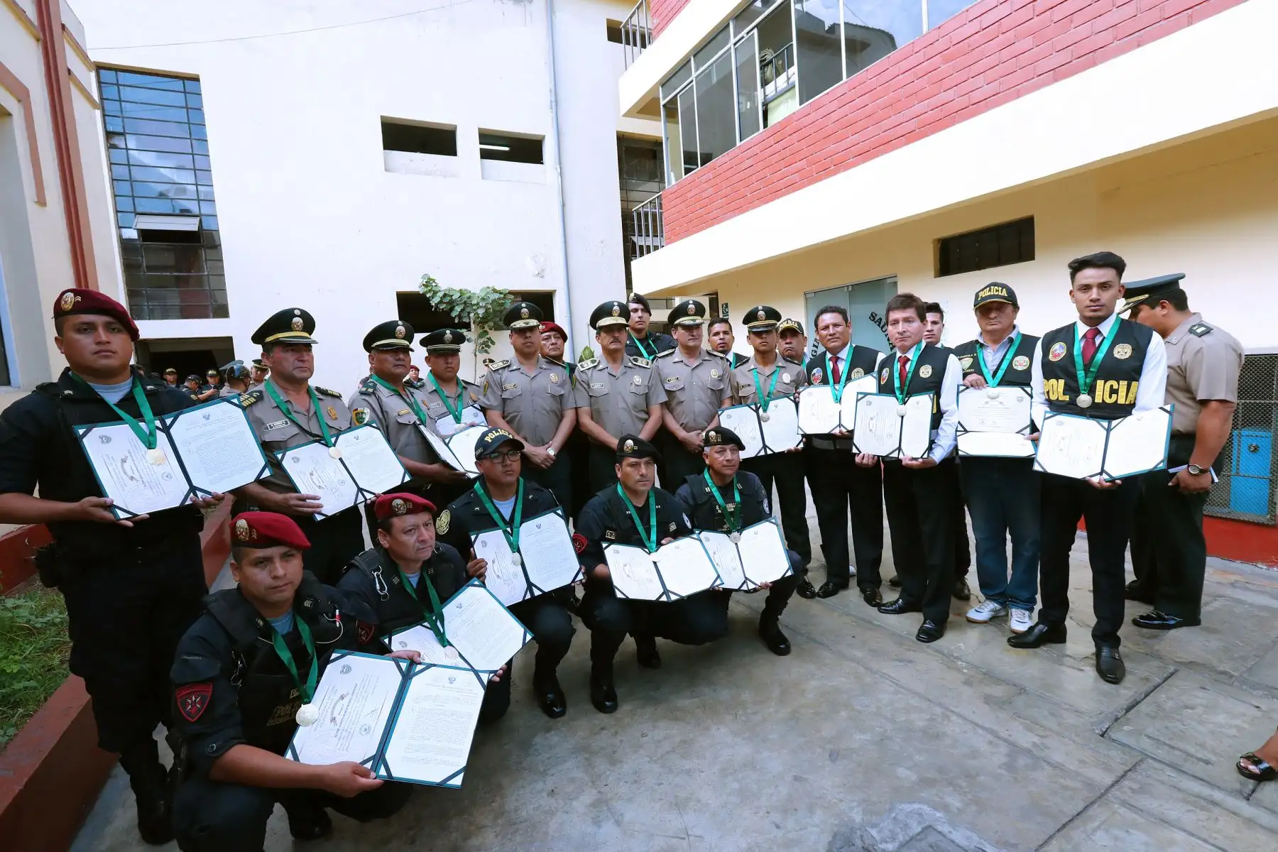 El Gral. PNP Mario Arata Bustamante, jefe de la Región Policial Lima preside la ceremonia de Premiación de 21 efectivos policiales por haber participado en intervenciones meritorias, durante el mes de enero. Foto: ANDINA/Norman Córdova