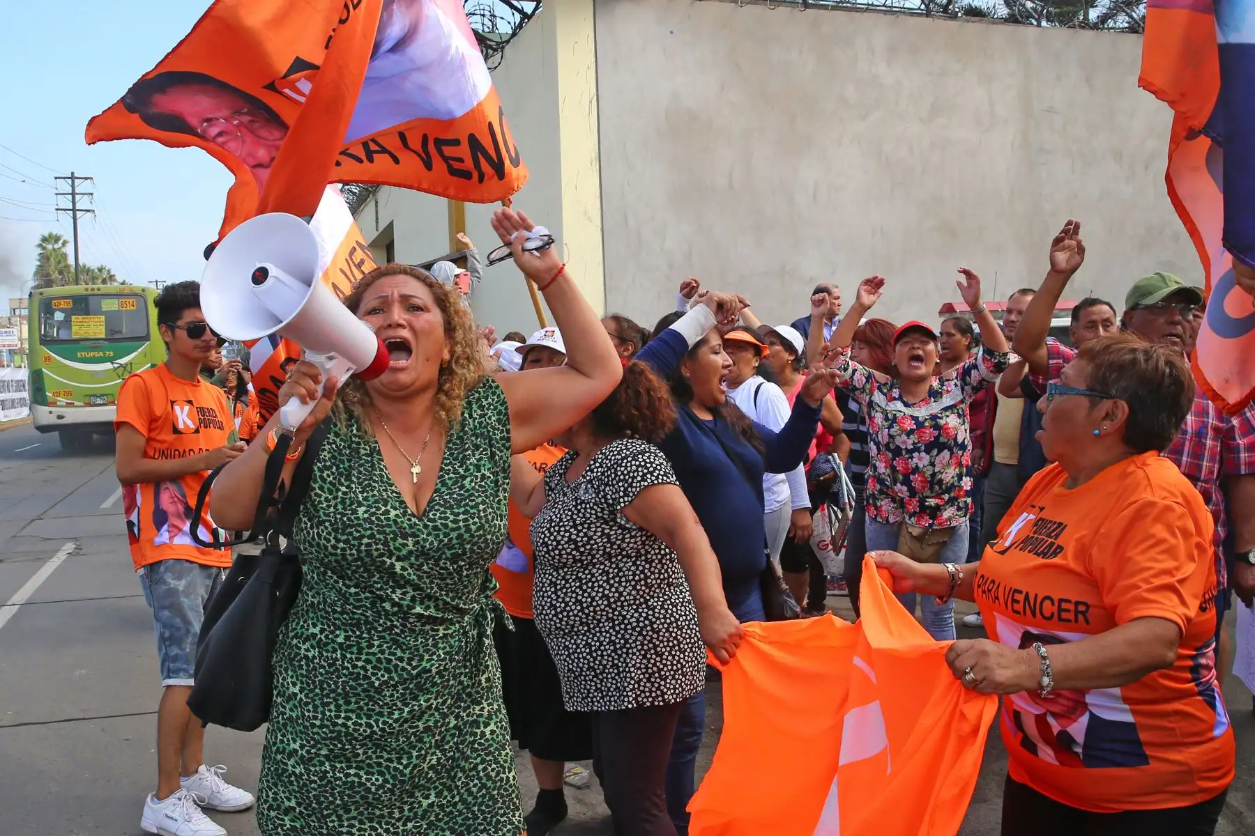 Manifestaciones en los exteriores del penal de mujeres de Chorrillos donde se encuentra recluida Keiko Fujimori. Foto: ANDINA/Vidal Tarqui