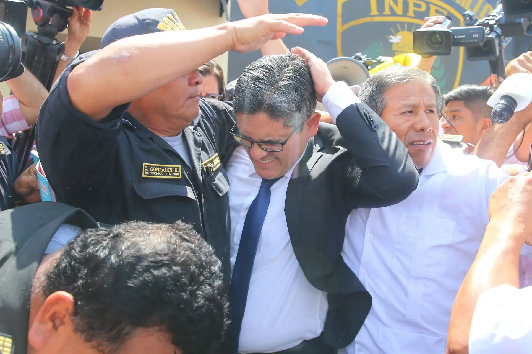 Un grupo de manifestantes que reclaman la libertad de Keiko Fujimori agredió hoy al fiscal José Domingo Pérez a su salida del penal Anexo de Mujeres de Chorrillos. Foto: ANDINA/ Vidal Tarqui