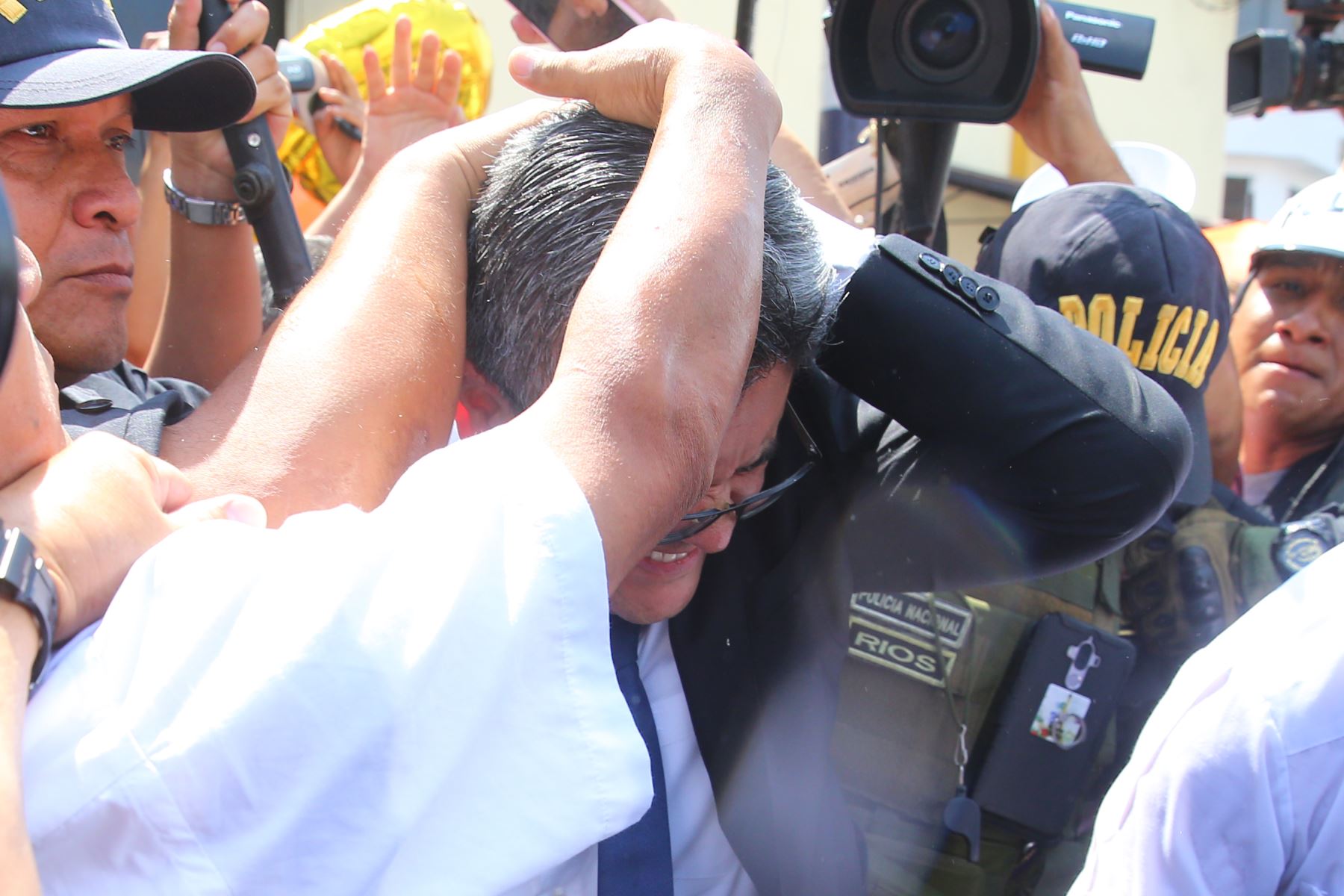 Un grupo de manifestantes que reclaman la libertad de Keiko Fujimori agredieron hoy al fiscal José Domingo Pérez a su salida del penal Anexo de Mujeres de Chorrillos. Foto: ANDINA/ Vidal Tarqui