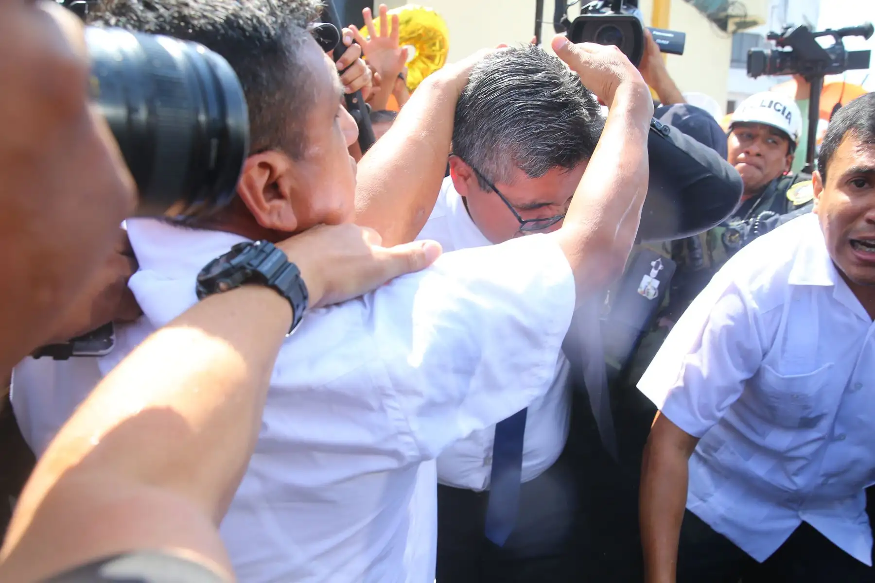 Un grupo de manifestantes que reclaman la libertad de Keiko Fujimori agredió hoy al fiscal José Domingo Pérez a su salida del penal Anexo de Mujeres de Chorrillos. Foto: ANDINA/ Vidal Tarqui