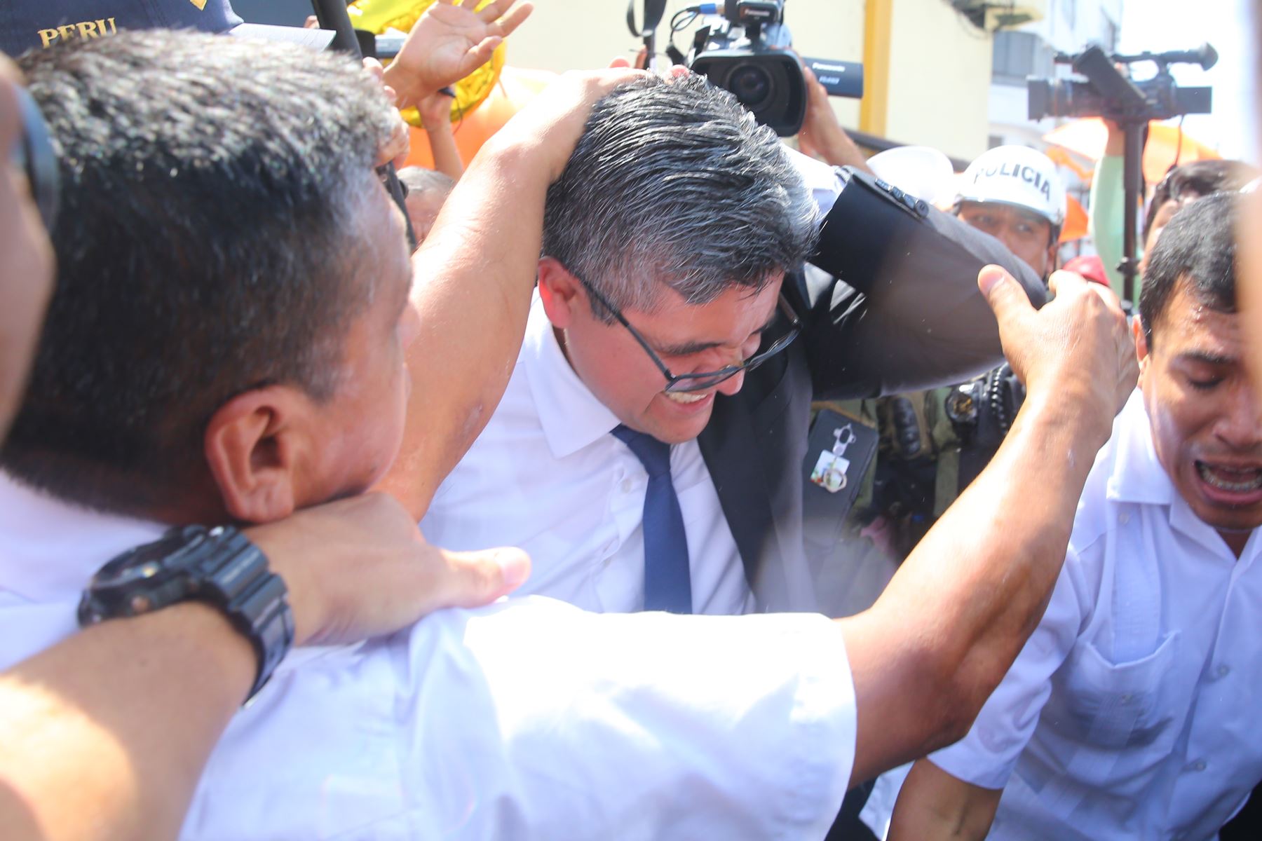 Un grupo de manifestantes que reclaman la libertad de Keiko Fujimori agredió hoy al fiscal José Domingo Pérez a su salida del penal Anexo de Mujeres de Chorrillos. Foto: ANDINA/ Vidal Tarqui