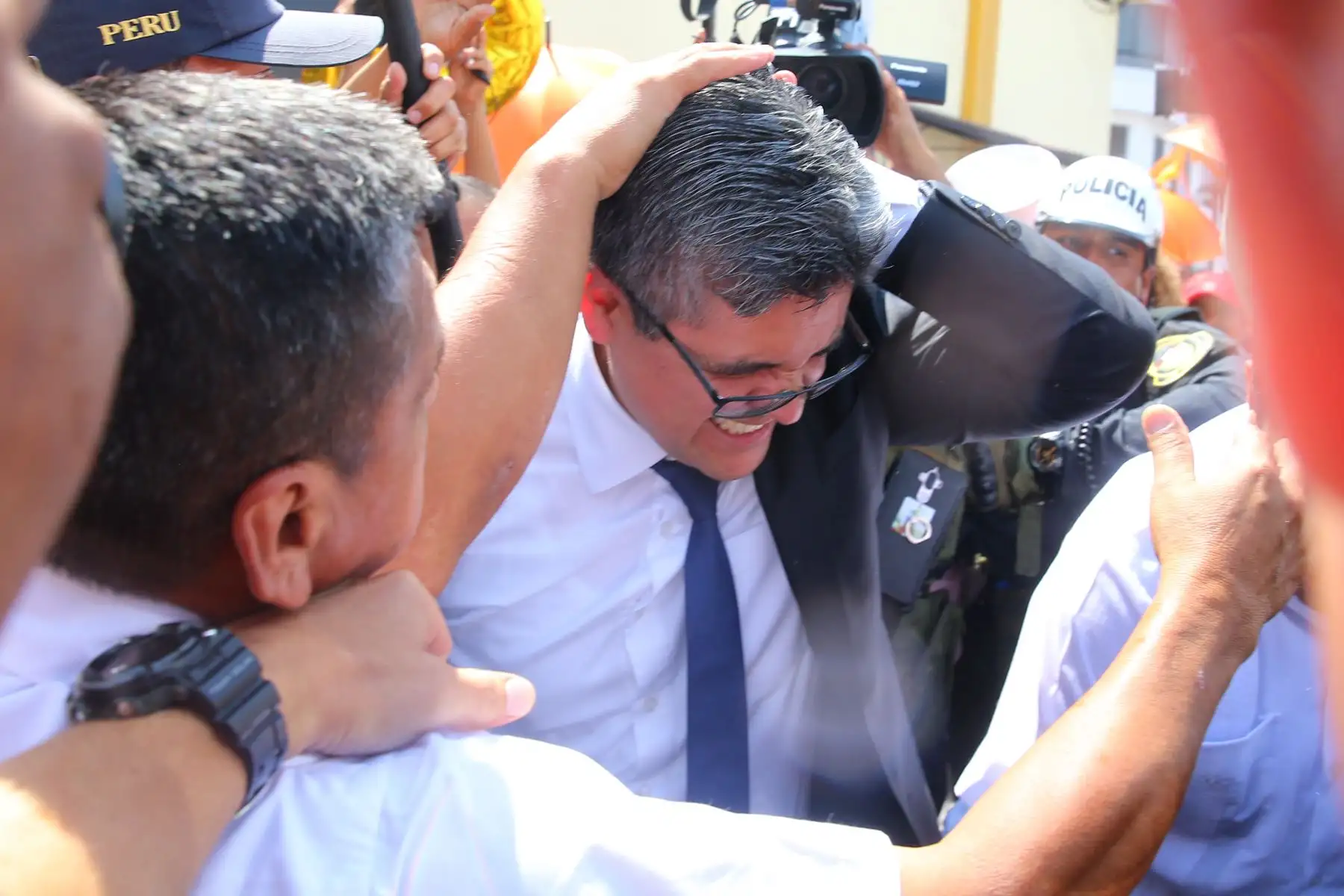 18/03/2019  Manifestantes que reclaman la libertad de Keiko Fujimori agredieron hoy al fiscal José Domingo Pérez, a su salida del penal Anexo de Mujeres de Chorrillos. Foto: ANDINA/Vidal Tarqui.