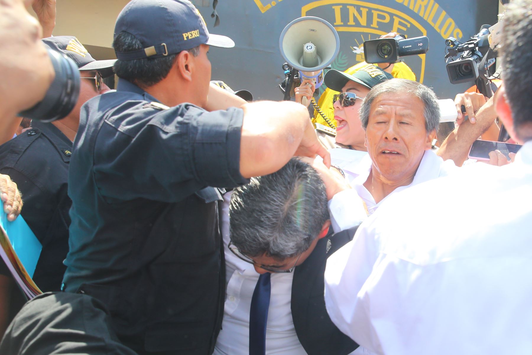 Un grupo de manifestantes que reclaman la libertad de Keiko Fujimori agredió hoy al fiscal José Domingo Pérez a su salida del penal Anexo de Mujeres de Chorrillos. Foto: ANDINA/ Vidal Tarqui