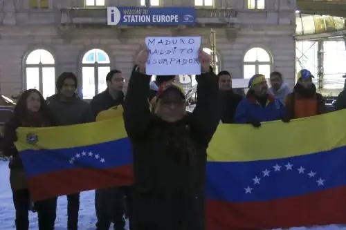 Concentración de venezolanos frente al Parlamento Europeo, en Bruselas, en apoyo al presidente del Parlamento de Venezuela, Juan Guaidó. Foto: EFE