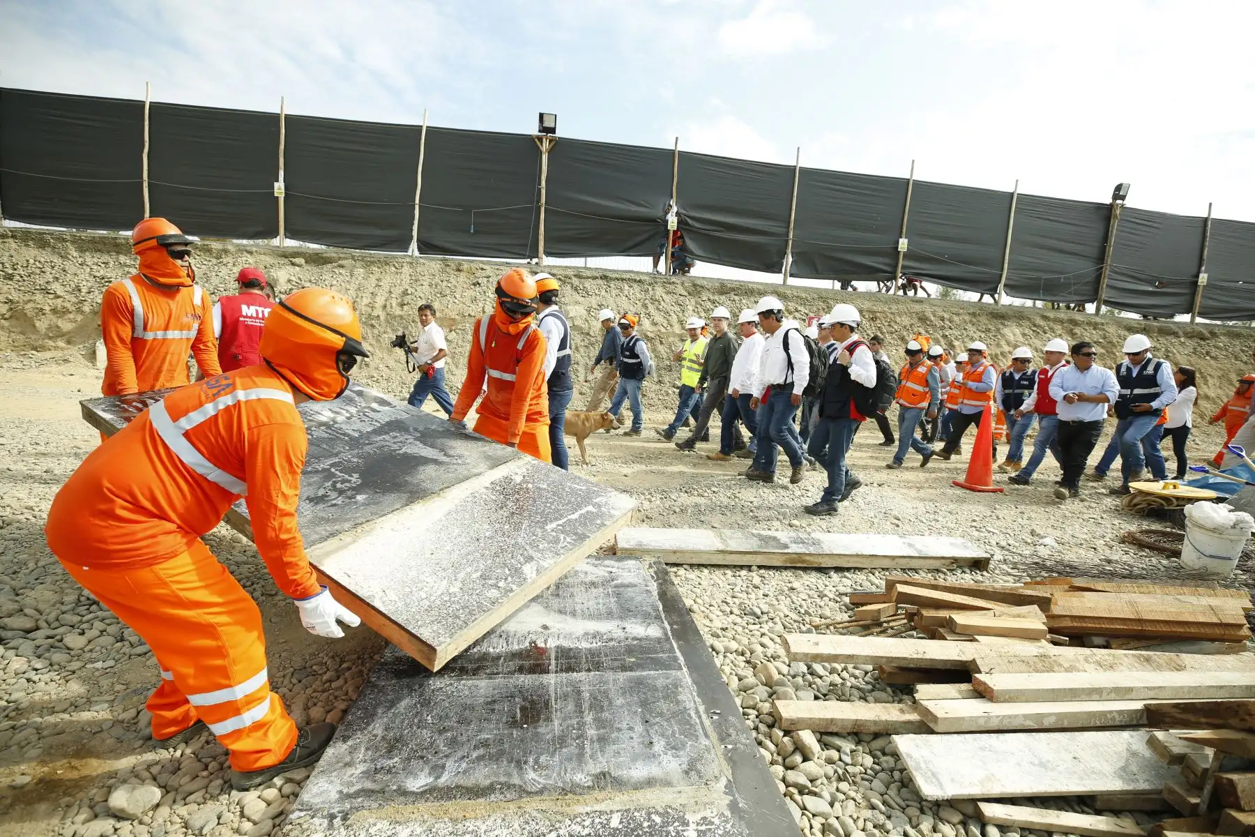 Presidente del Consejo de Ministros, Salvador del Solar Labarthe, inspeccionó diversos trabajos en la ejecución de carreteras, puentes, canales, reforzamiento de diques y construcción de viviendas en Piura. Foto: ANDINA/PCM