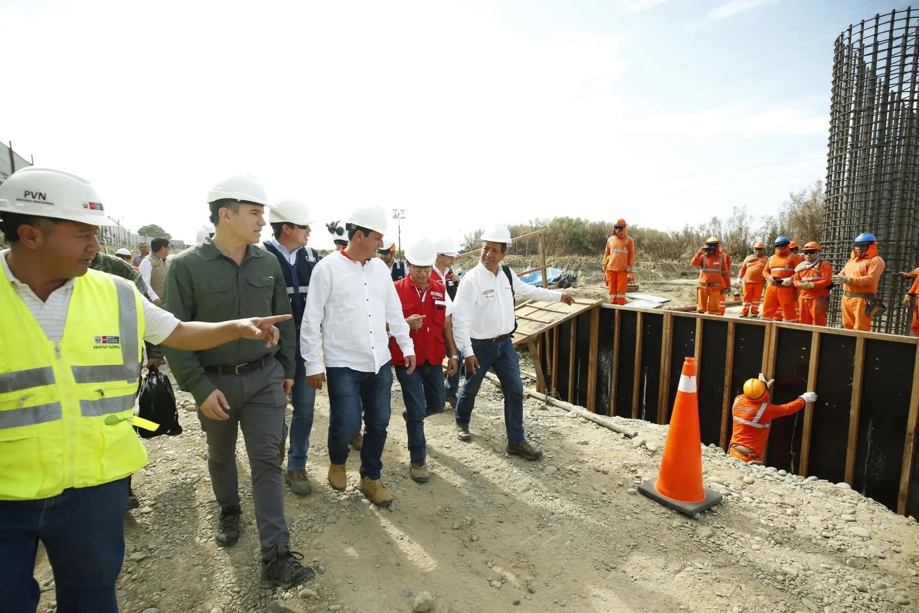 Presidente del Consejo de Ministros, Salvador del Solar Labarthe, inspeccionó diversos trabajos en la ejecución de carreteras, puentes, canales, reforzamiento de diques y construcción de viviendas en Piura. Foto: ANDINA/PCM