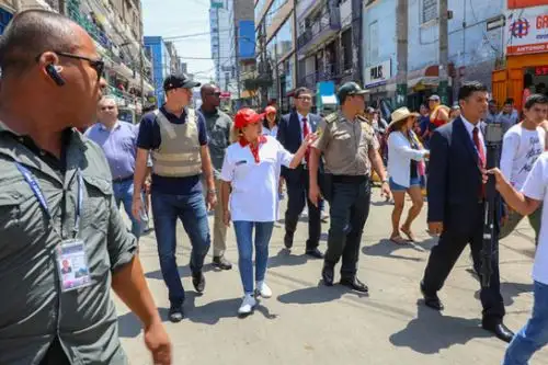 Alcalde Forsyth y ministra de la Producción recorrieron calles de Gamarra. Foto: Produce