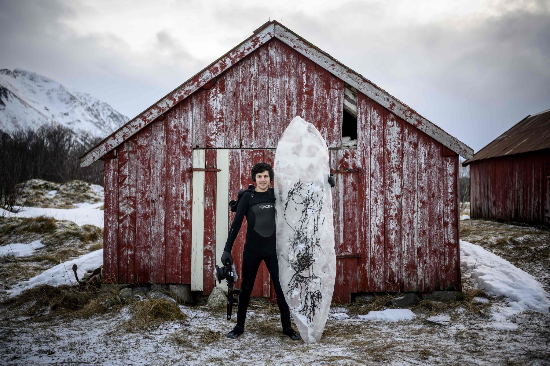 El noruego Inge Tamburaci Wegge, de 32 años, jefe del proyecto Iceboard, posa con una tabla de surf hecha de hielo. Foto: AFP.