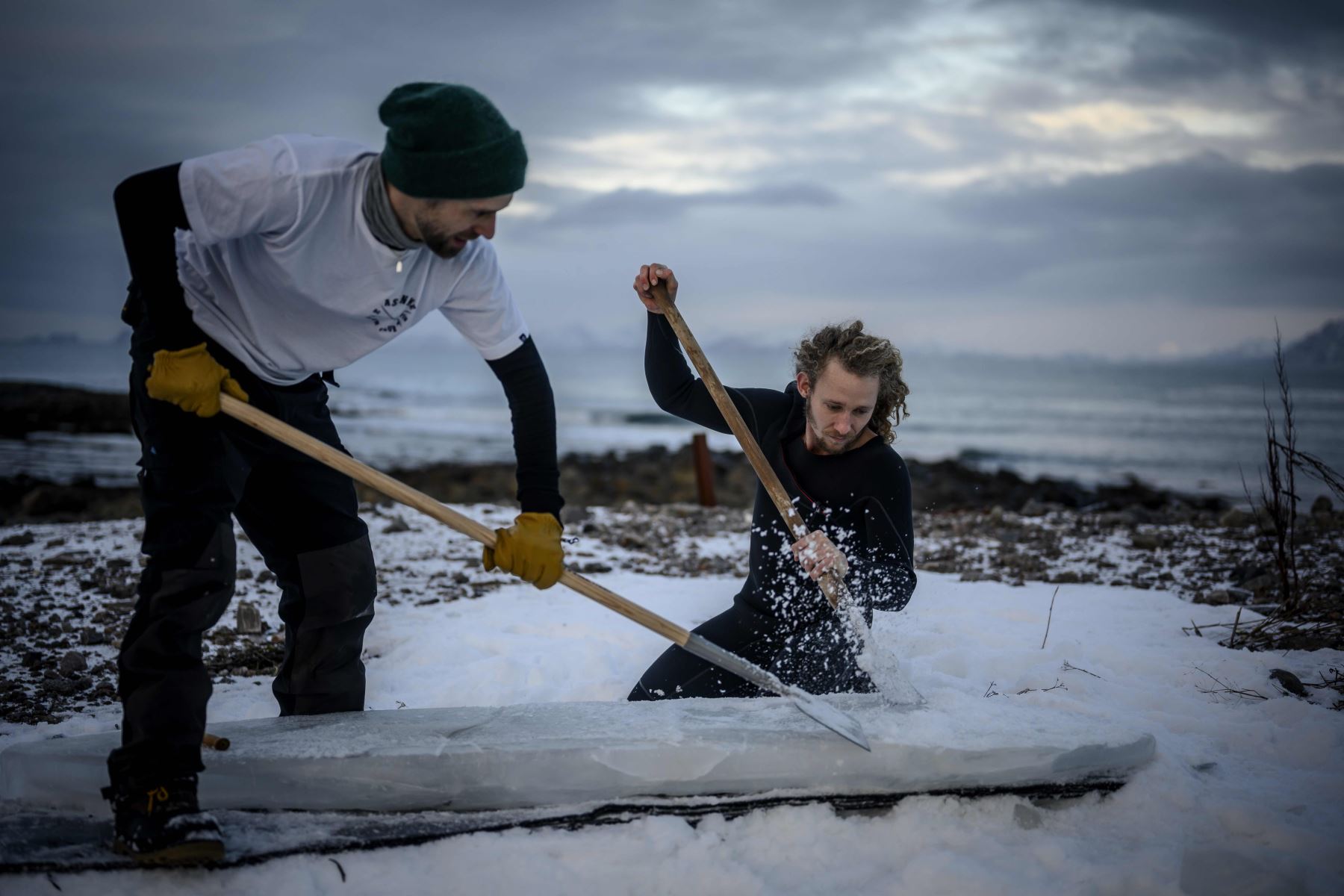 El surfista sueco Pontus Hallin forma una tabla de hielo en Delp, cerca de Straumnes, en las islas Lofoten. Foto: AFP.