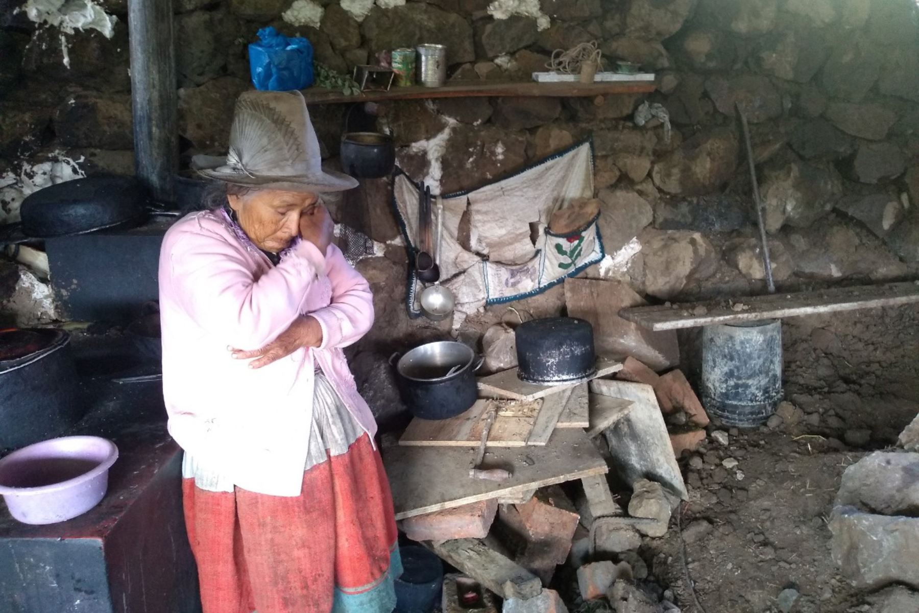 La pared de una vivienda precaria del centro poblado de Tarapampa (Áncash) colapsó producto de las lluvias intensas.