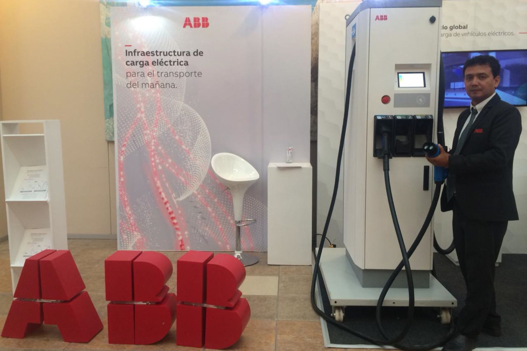 El especialista en movilidad eléctrica de ABB en el Perú Edwin Zorrilla presentó en la ciudad de Arequipa el primer cargador rápido "electrolinera" para vehículos eléctricos.